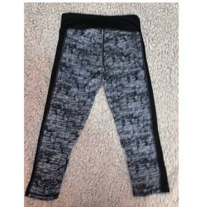 Black & grey multi colored Capri leggings